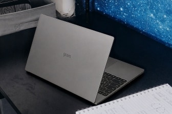 LG gram Laptop auf einem Schreibtisch.