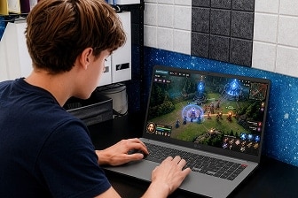 Schüler genießt zu Hause ein Spiel auf einem LG gram Laptop.