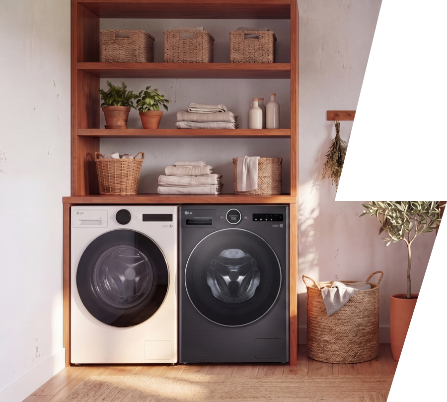 Ein weißer Frontlader-Waschmaschine und ein passender Trockner sind in einem Holz-Wäscheschrank eingebaut, umgeben von ordentlich gefalteten Handtüchern, Weidenkörben und Zierpflanzen.
