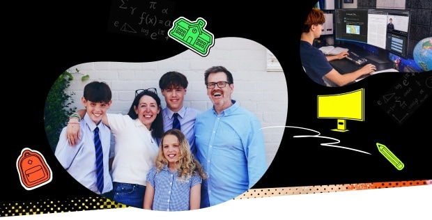 'Foto einer glücklichen Familie mit Kindern in Schuluniformen und einem Schüler, der an einem Monitor lernt.