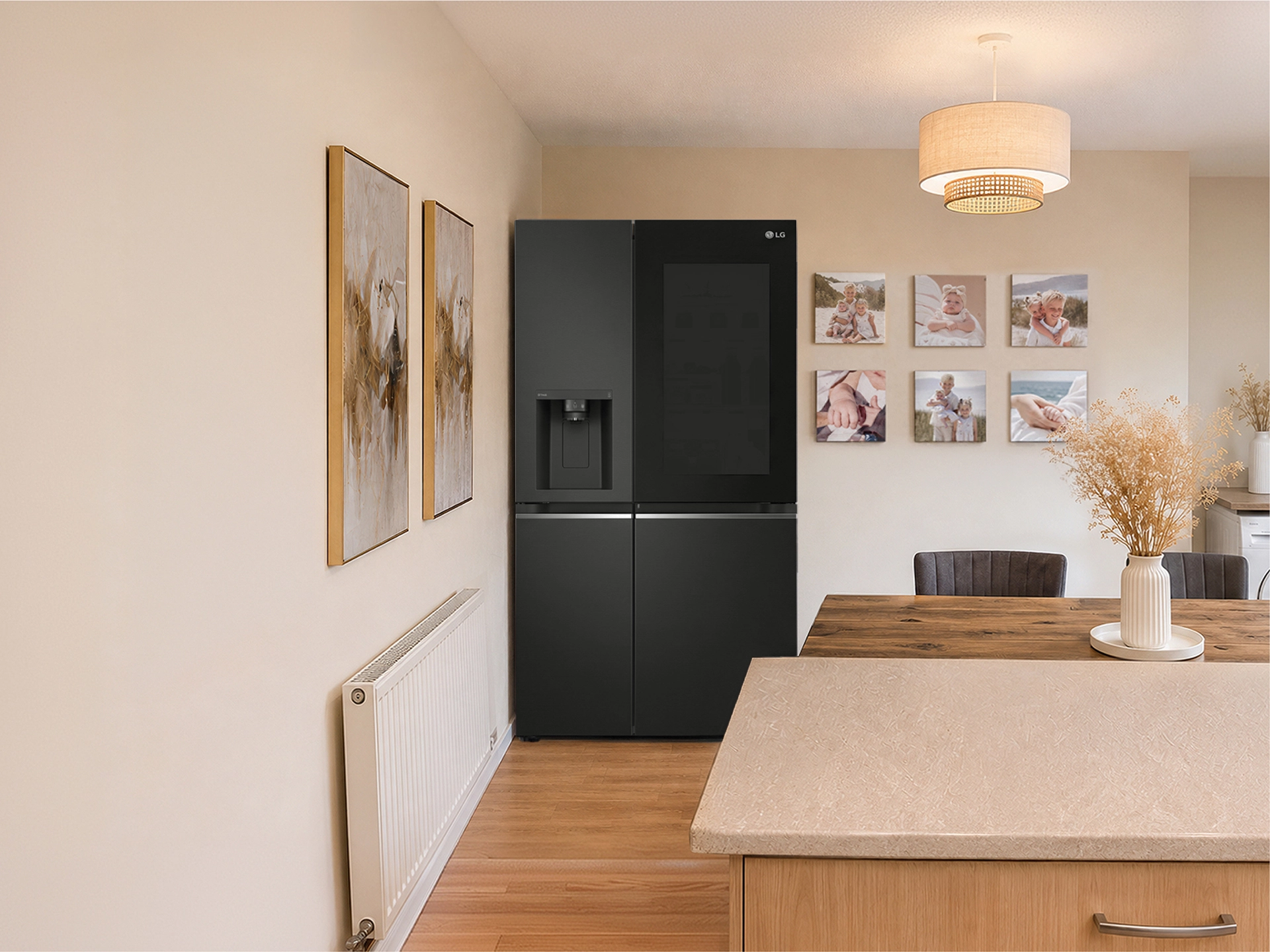 Ein LG-Edelstahl-Multi-Door-Kühl-Gefrierschrank steht in einem warmen, modernen Esszimmer neben einem Holztisch und einer Wanddekoration.