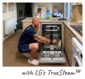 Ein Mann kniet auf dem Boden und lädt Geschirr in einen offenen LG-Geschirrspüler. [mit LG TrueSteam™]