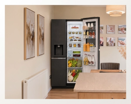 Ein offener LG-Kühlschrank in einer weiten Aufnahme in einem modernen Esszimmer.