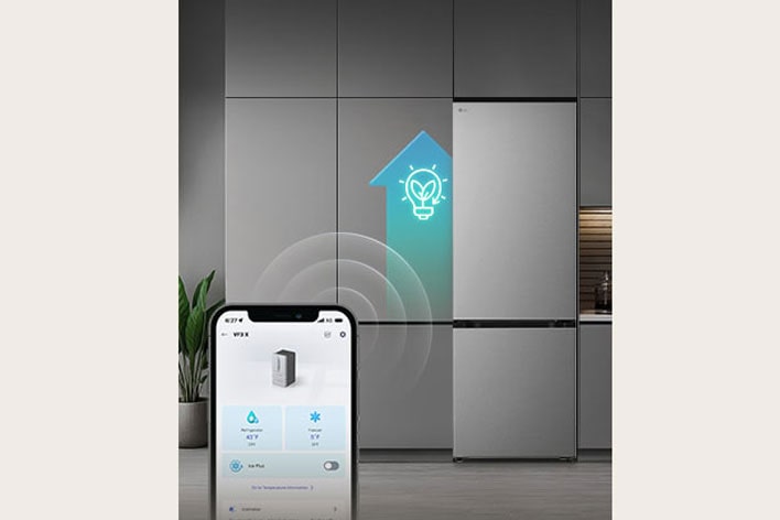LG Unterer Gefrierschrank (GBBS726CPY) mit Smartphone mit ThinQ-App vorne und hellblauem KI-Symbol neben dem Kühlschrank