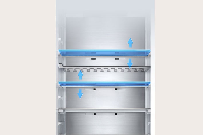 LG Kühlschrank (GBBS726CPY) Innenansicht mit fünf Regalen & einstellbaren Höhenstufen, dargestellt mit vertikale Bewegung anzeigenden blauen Pfeilen