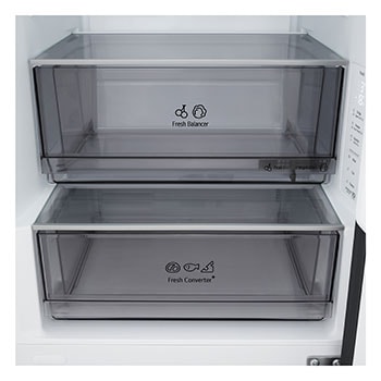 Nahaufnahme des LG Kühl-/Gefrierschrank (GBBS726CPY) Weinregals mit vier Flaschen und einer Schachtel Macarons mit im kreisförmigen Bild vergrößertem Gestelldesign