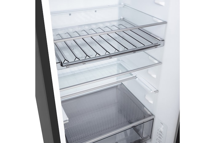 LG Unterer Gefrierschrank (GBBS726CPY) bündig installiert in hoher warmer beigefarbener Wand mit weißen Pfeilen, welche auf die Oberseite und die vorderen Oberflächen zeigen