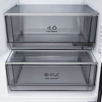 Nahaufnahme des LG Kühl-/Gefrierschrank (GBBS726CPY) Weinregals mit vier Flaschen und einer Schachtel Macarons mit im kreisförmigen Bild vergrößertem Gestelldesign