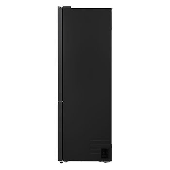 LG Kühl-/Gefrierschrank (GBBW726AEV) in dunkelbraunen Schrank eingebaut mit Fenster und Sofa links und Spüle rechts