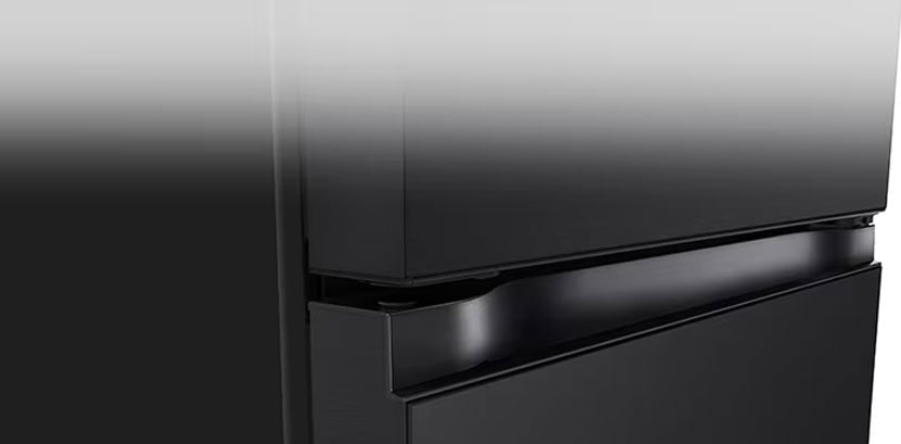 Detail der integrierten Griffe, die dem Kühlschrank ein minimalistisches und elegantes Aussehen verleihen.