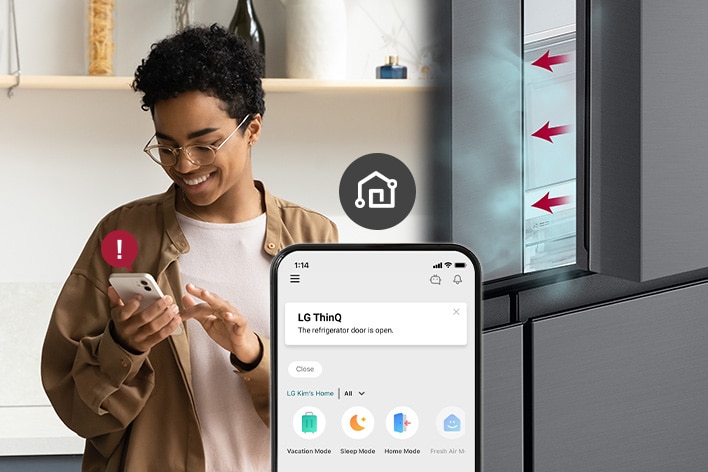 Ein Mann empfängt von seinem LG Kühlschrank eine Benachrichtigung „Tür offen“ über die Smartphone-App