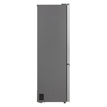 LG Kühl-/Gefrierschrank (GBBS726CPY) in dunkelbraunen Schrank eingebaut mit Fenster und Sofa links und Spüle rechts