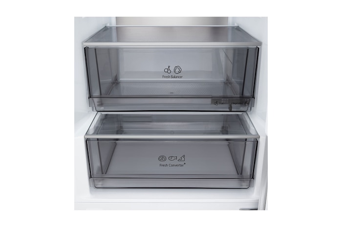 LG Unterer Gefrierschrank (GBBS726CPY) im Wohnbereich mit Blick auf die nächtliche Stadt, KI-Sparmodus-Grafik und schwankender Energietabelle