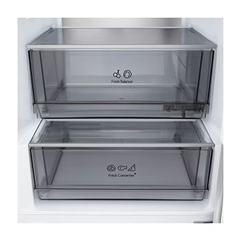 LG Unterer Gefrierschrank (GBBS726CPY) im Wohnbereich mit Blick auf die nächtliche Stadt, KI-Sparmodus-Grafik und schwankender Energietabelle