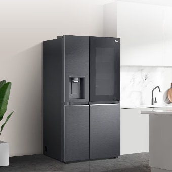 Moderne Kücheneinrichtung mit InstaView®-Kühlschrank.	