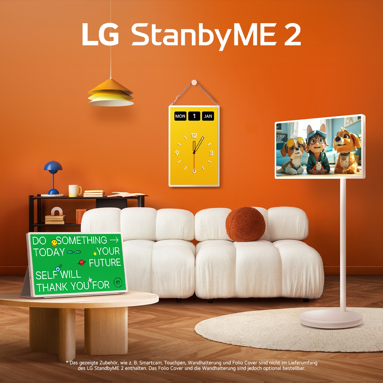 LG StanbyME 2-Bildschirme werden in einem modernen Wohnzimmer gezeigt. Ein StanbyME 2 ist auf einem Standfuß montiert, einer ist an der Wand aufgehängt, der andere steht mit dem Folio Cover auf einem Tisch.