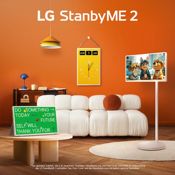 LG StanbyME 2-Bildschirme werden in einem modernen Wohnzimmer gezeigt. Ein StanbyME 2 ist auf einem Standfuß montiert, einer ist an der Wand aufgehängt, der andere steht mit dem Folio Cover auf einem Tisch.