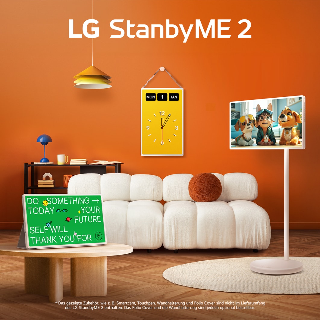 LG StanbyME 2-Bildschirme werden in einem modernen Wohnzimmer gezeigt. Ein StanbyME 2 ist auf einem Standfuß montiert, einer ist an der Wand aufgehängt, der andere steht mit dem Folio Cover auf einem Tisch.