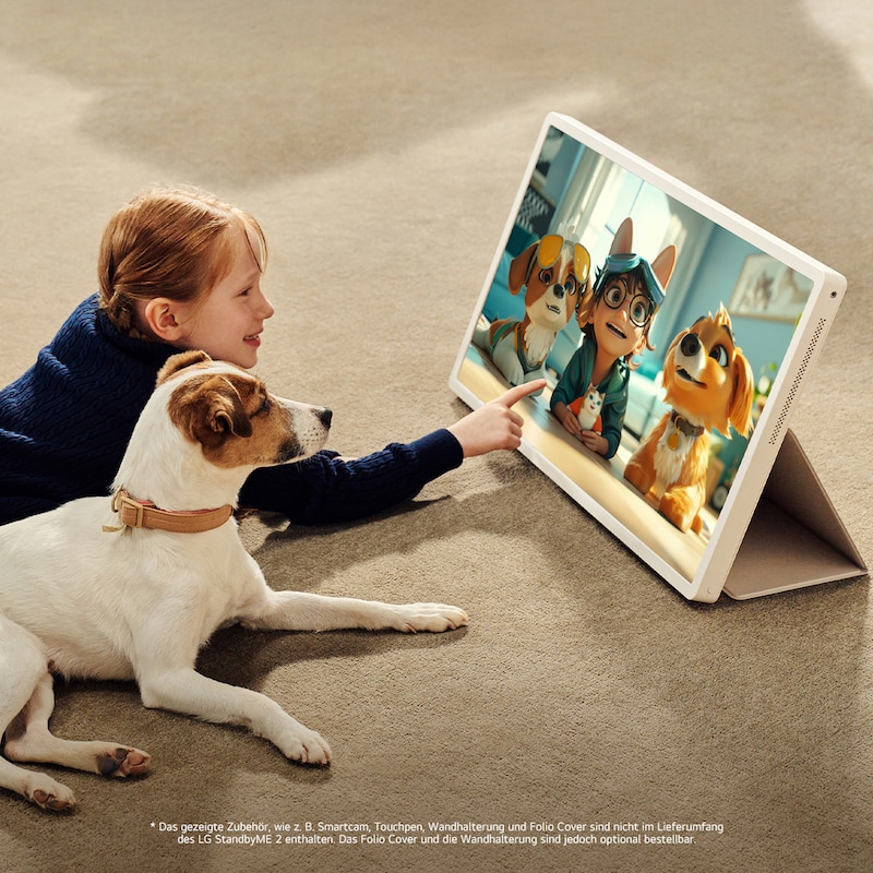 Ein Mädchen mit seinem Welpen sieht sich eine Show auf dem LG StanbyME 2 an. Das Folio Cover wird verwendet und der Bildschirm wird wie ein Tablet gestützt.