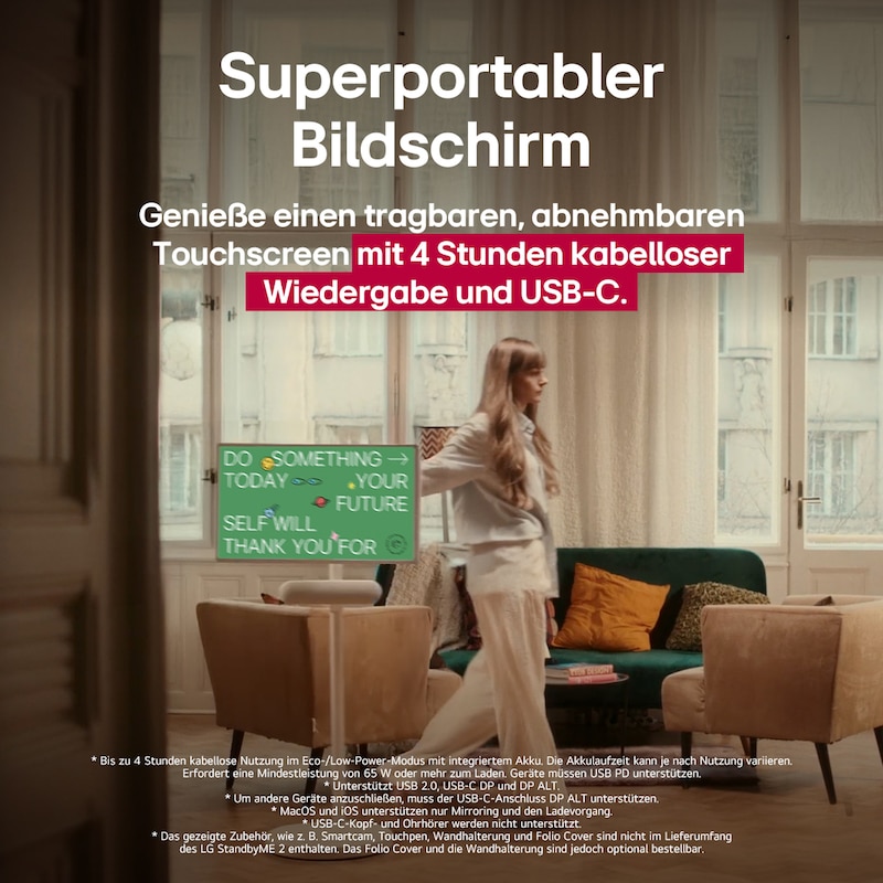 Eine Person rollt den LG StanbyME 2 mit dem Standfuß. Der Text erklärt, dass der superportable Bildschirm 4 Stunden kabellose Wiedergabe und USB-C bietet.