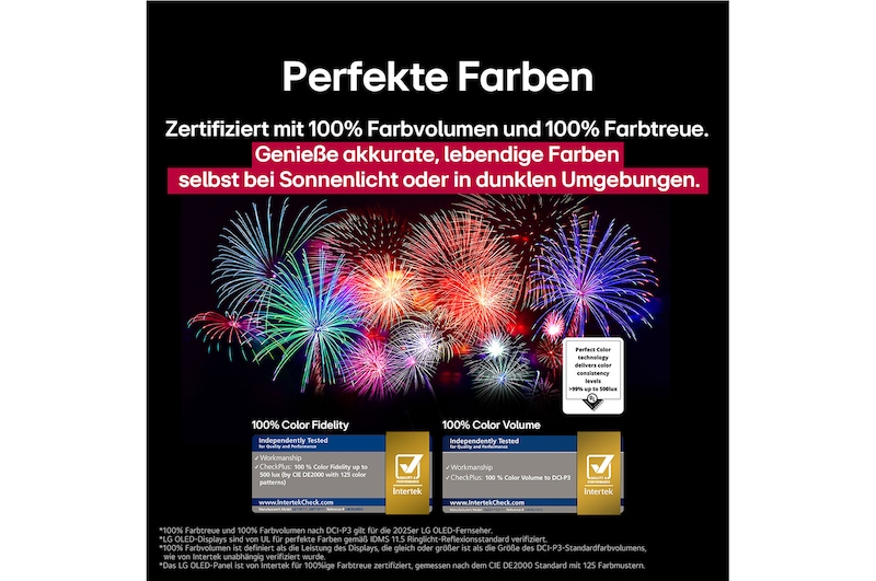 Ein Wohnzimmer mit einem an der Wand montierten LG OLED-Fernseher. Auf dem Fernseher ist eine Bergkette vor einem dunklen Abendhimmel voller Sterne zu sehen. Diese Szene ist in zwei Hälften geteilt. Die eine Seite zeigt eine trübe, graue Version der Landschaft mit der Bezeichnung Non Perfect Black Display. Auf der anderen Seite ist ein angenehmeres Bild mit einem größeren Dynamikbereich von Schwarz und Weiß zu sehen. Dies ist mit Perfect Black Display gekennzeichnet. Auch die Logo-Zertifizierung ist sichtbar: Perfect Black Technology liefert Schwarzwerte von 0,24 nit oder weniger bis zu 500 Lux. 