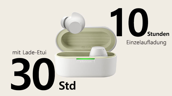 Ein weißes xboom Lite-Lade-Etui ist mit eingeschaltetem Licht und einem Paar Kopfhörern platziert.	