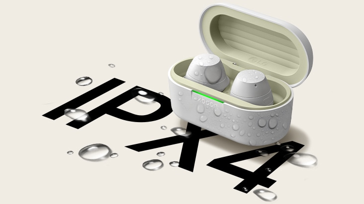 Ein Paar weißes xboom Buds Lite ist mit etwas Wasser bespritzt, das ihre wasserdichte Eigenschaft zeigt.	