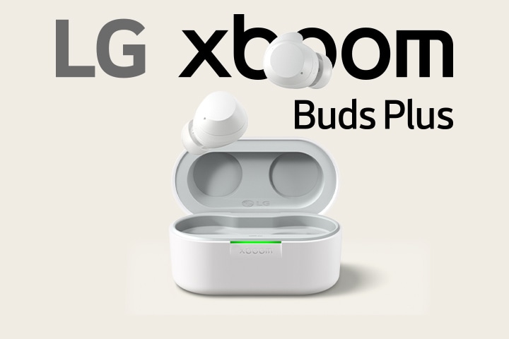 Die xboom Buds Plus-Lade-Etui wird vollständig geöffnet platziert und verfügt über zwei Ohrstöpsel, die darüber schweben.