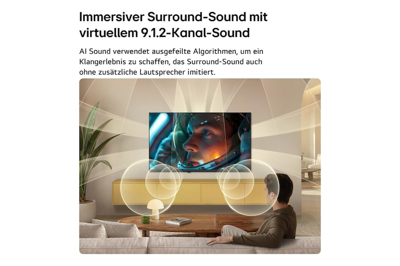 Das LG SMART TV AI LB65 FHD TV mit Virtual 9.1.2 von AI Sound füllt einen modernen Wohnbereich. Auf dem Bildschirm ist eine Astronauten-Filmszene zu sehen und multidirektionaler Klang breitet sich im Raum aus und sorgt für ein noch intensiveres Erlebnis.