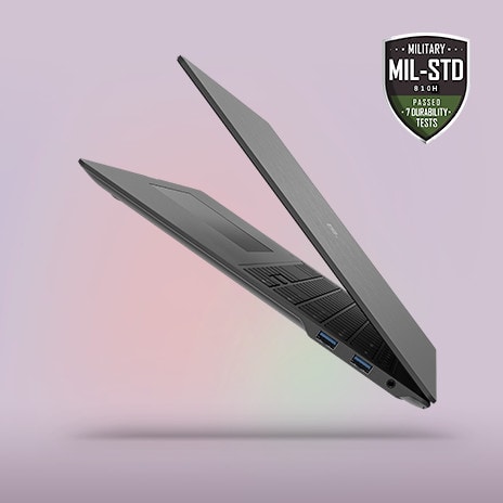 Ein schlankes, teilweise offenes Laptop mit minimalistischem Design, das vor einem Hintergrund mit sanftem Farbverlauf präsentiert wird. Das MIL-STD-Zertifikat für Haltbarkeit wird gut sichtbar in der oberen rechten Ecke angezeigt und unterstreicht die schlanke, leichte und dennoch robuste Bauweise.	