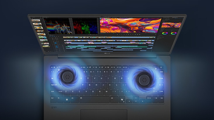 Ein Laptop mit einer Videobearbeitungsoberfläche auf dem Bildschirm, auf dem zwei Lüfter zu sehen sind, die blaue Luftstrom-Visualisierungen ausstrahlen und die fortschrittliche Kühltechnologie betonen.	