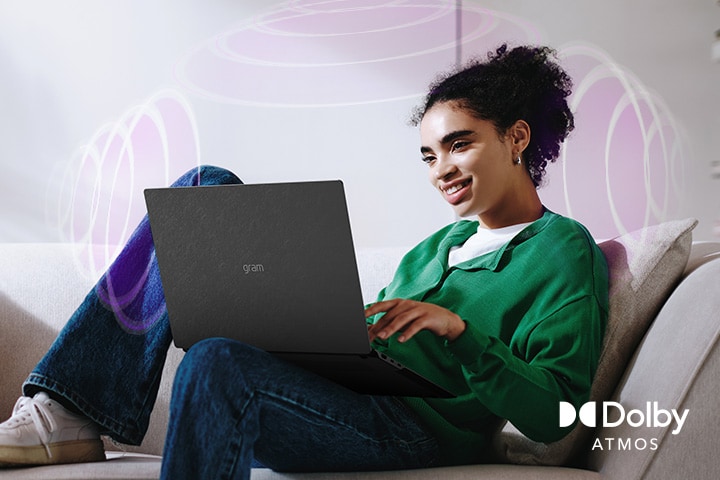 Eine Person sitzt auf einer Couch und genießt beeindruckendes Audio, während sie einen LG gram-Laptop benutzt. Der Text hebt die Dolby Atmos-Technologie hervor und betont ein reichhaltiges, umfassendes 360-Grad-Hörerlebnis. Umgebende Klangwellen im Hintergrund stellen die immersive Klanglandschaft visuell dar.