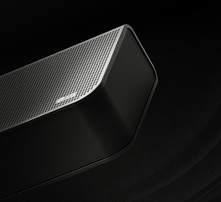 Die LG Soundbar vor einem schwarzen Hintergrund und ihr Design von oben bis in die Ecken. Weiße Tröpfchen, die wie ein Wasserfall aus der Mitte und den Enden der Soundbar strömen, stellen den aufsteigenden Klang dar. 