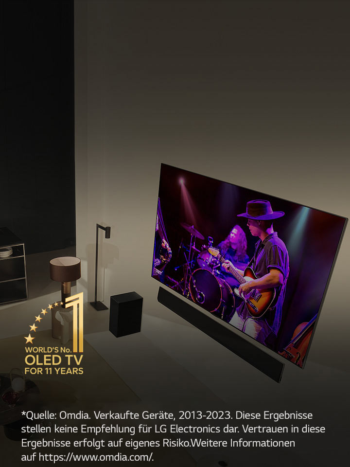 Eine Luftaufnahme von einem Mann und einer Frau, die in einer modernen Wohnung auf einem großen OLED TV ein Konzert ansehen. Das Gütesiegel „11 Jahre weltbester OLED TV“ ist auf dem Bild erkennbar. Im Haftungsausschluss heißt es wie folgt: „Quelle: Omdia. Verkaufte Geräte, 2013–2023. Diese Ergebnisse stellen keine Empfehlung für LG Electronics dar. Vertrauen in diese Ergebnisse erfolgt auf eigenes Risiko. Weitere Informationen auf https://www.omdia.com/.“	