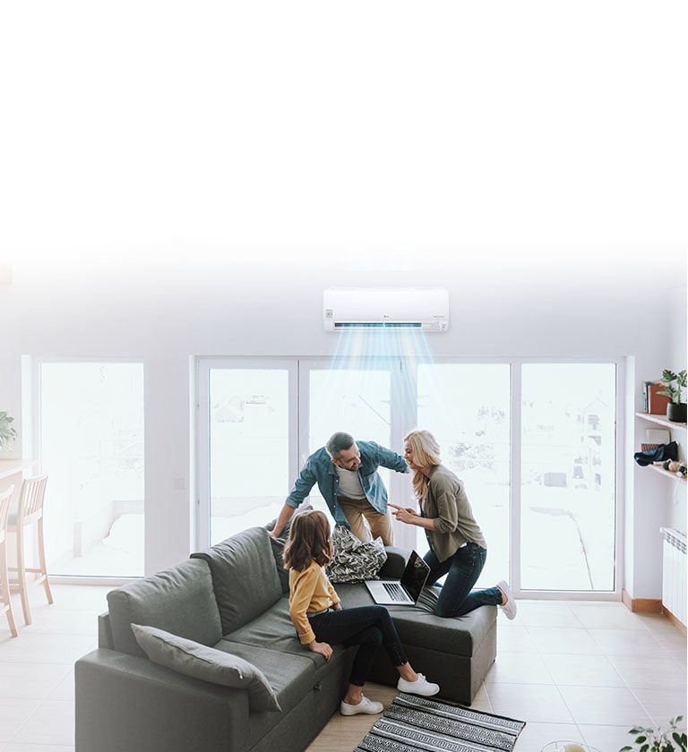 Ein Bild einer Familie, die im Wohnzimmer gemütlich beisammen sitzt.