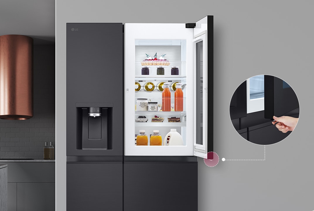 Die Vorderansicht eines schwarzen InstaView-Kühlschranks. Die Door-in-Door® des Kühlschranks ist offen. Auf einem kleinen Bildschirm wird erklärt, wo sich ein versteckter Knopf zum Öffnen der Tür befindet.