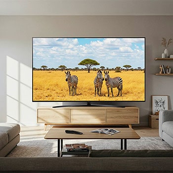 Der LG UHD AI ThinQ 4K UT81 Smart TV in einem Wohnzimmer, zeigt eine Safari-Szene mit hoher Bildschärfe.