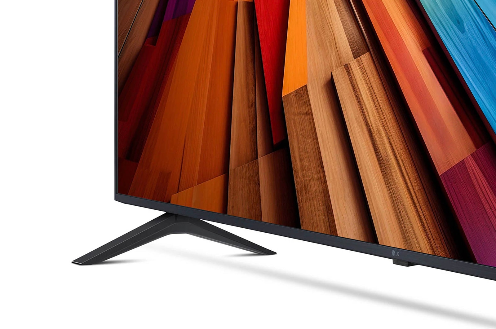 Vergrößerte Ansicht des rechten Standfußes und unteren Rahmens des LG UHD AI ThinQ 4K UT80 Smart TV.