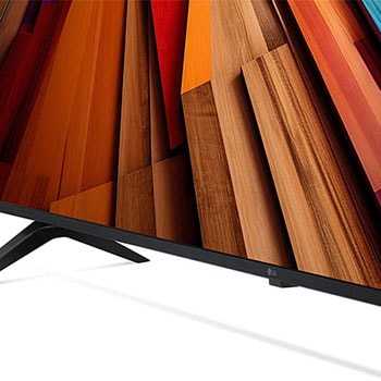 Vergrößerte Ansicht des rechten Standfußes und unteren Rahmens des LG UHD AI ThinQ 4K UT80 Smart TV.