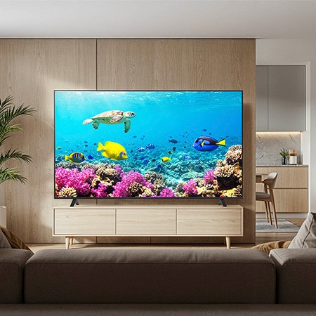 Der LG UHD AI ThinQ 4K UT80 Smart TV im Wohnzimmer installiert, zeigt eine detailreiche Unterwasserszene.