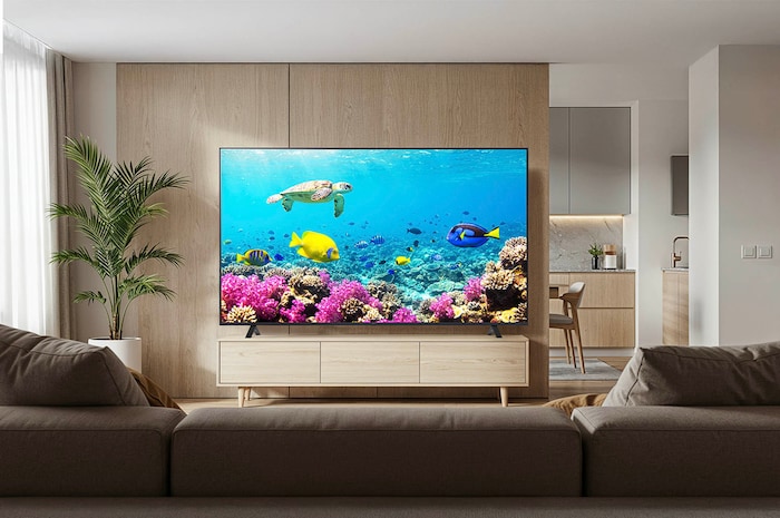 Der LG UHD AI ThinQ 4K UT80 Smart TV im Wohnzimmer installiert, zeigt eine detailreiche Unterwasserszene.