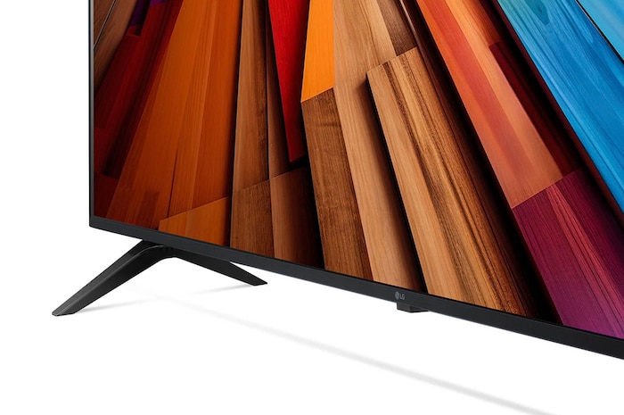 Vergrößerte Ansicht des rechten Standfußes und unteren Rahmens des LG UHD AI ThinQ 4K UT80 Smart TV.