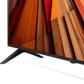 Vergrößerte Ansicht des rechten Standfußes und unteren Rahmens des LG UHD AI ThinQ 4K UT80 Smart TV.