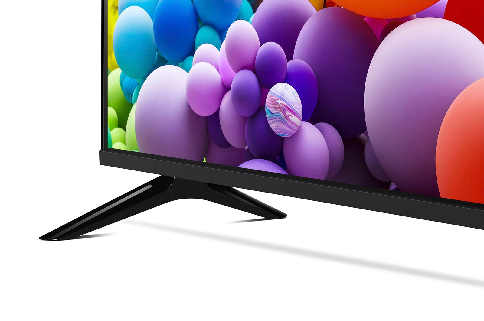 Detailansicht des Standfußes des LG UHD AI ThinQ 4K UT73 Smart TV und der Unterkante des Bildschirms.