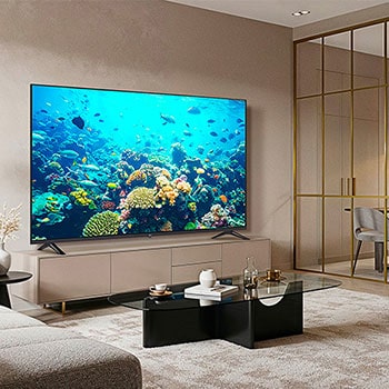 Der LG UHD AI ThinQ 4K UT73 Smart TV installiert in einem Wohnzimmer, zeigt hochauflösendes Bildmaterial.