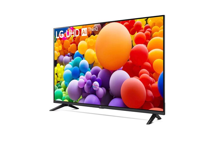 Linke schräge Frontansicht des LG UHD AI ThinQ 4K UT73 Smart TV mit bunter Benutzeroberfläche.