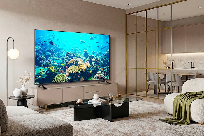 Der LG UHD AI ThinQ 4K UT73 Smart TV installiert in einem Wohnzimmer, zeigt hochauflösendes Bildmaterial.