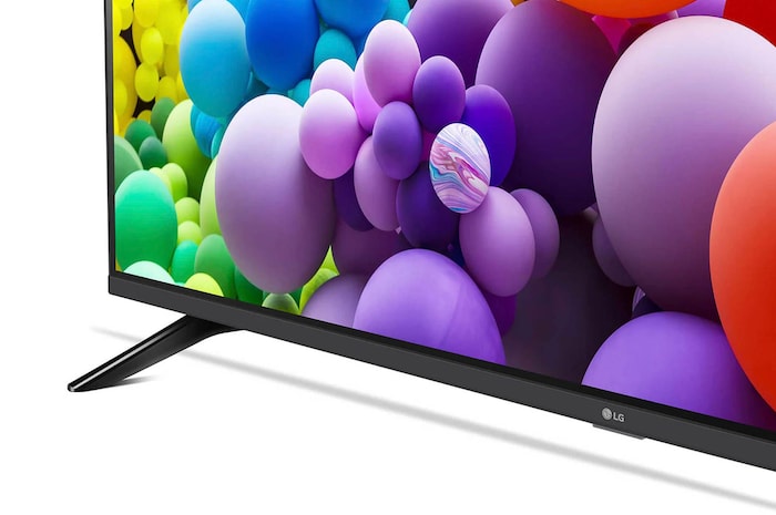 Detailansicht des Standfußes des LG UHD AI ThinQ 4K UT73 Smart TV und der Unterkante des Bildschirms.