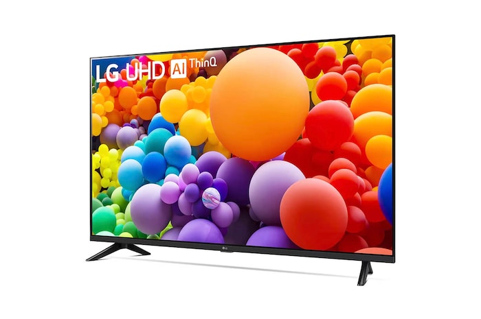 Frontansicht des LG UHD AI ThinQ 4K UT73 Smart TV mit Benutzeroberfläche, leicht von vorne rechts betrachtet.