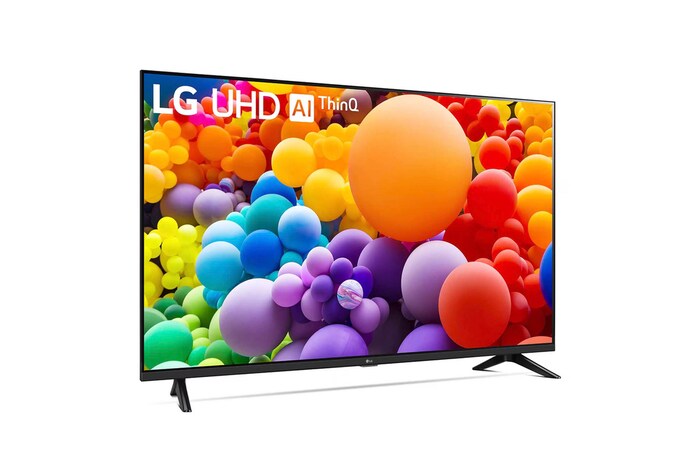Rechte schräge Frontansicht des LG UHD AI ThinQ 4K UT73 Smart TV mit buntem Startbildschirm.